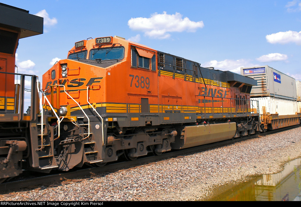 BNSF 7389